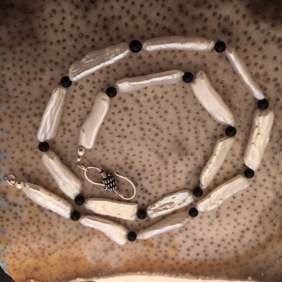 white and black necklace with bonus earrings - Picture 1 of 2